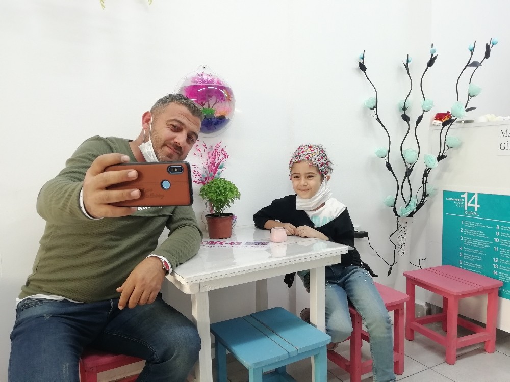 bu kafeye gelenler cicek sulayip balik da besliyor 4 HRRZN2s8 Bu kafeye gelenler çiçek sulayıp balık da besliyor