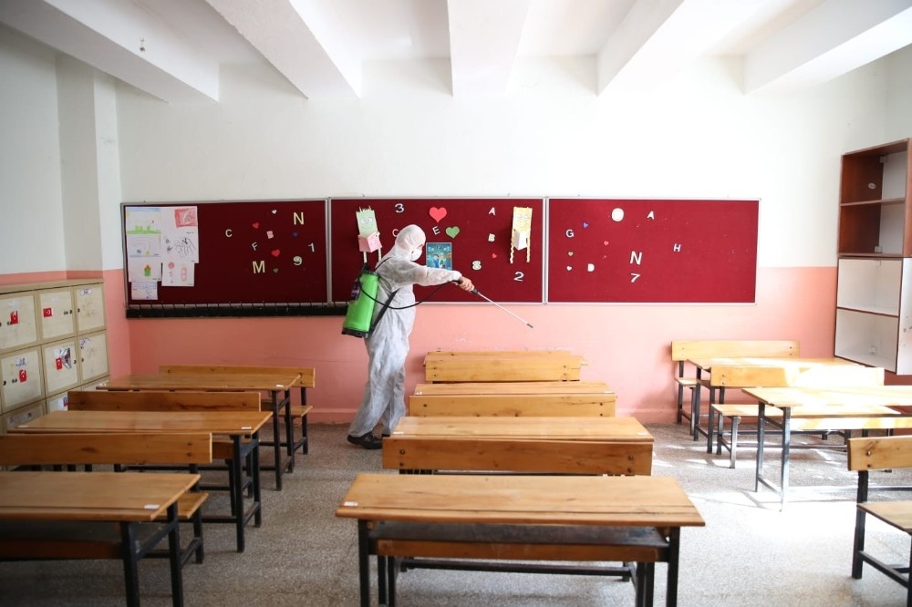 buyuksehir efelerde okullari dezenfekte ediyor 4 7ReO97Hr Büyükşehir Efeler’de okulları dezenfekte ediyor