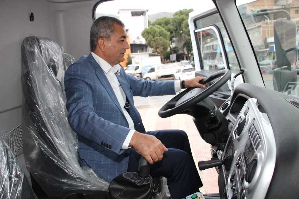 cevre ve sehircilik bakanligi kocarliya cop kamyonu hibe etti 1 Çevre ve Şehircilik Bakanlığı, Koçarlı’ya çöp kamyonu hibe etti