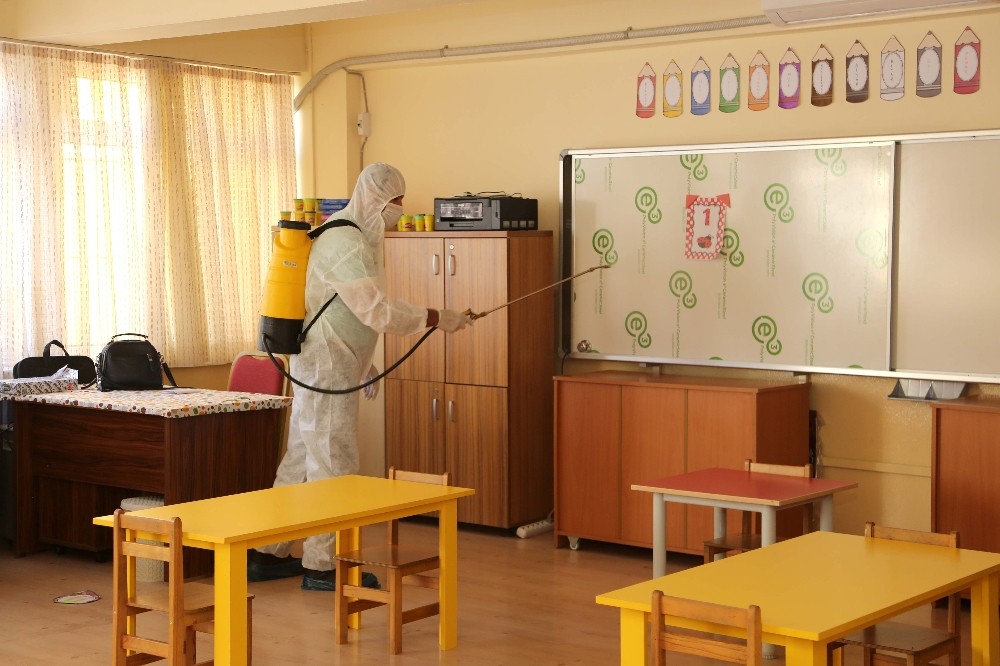 efeler belediyesi okullarda dezenfekte calismasi yapti 3 KRRAADrJ Efeler Belediyesi okullarda dezenfekte çalışması yaptı