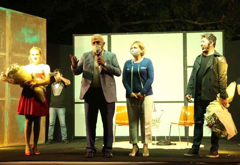 efelerde kultur ve sanat etkinlikleri iki bekarla basladi 3 znqZhDLb Efeler’de kültür ve sanat etkinlikleri İki Bekar’la başladı