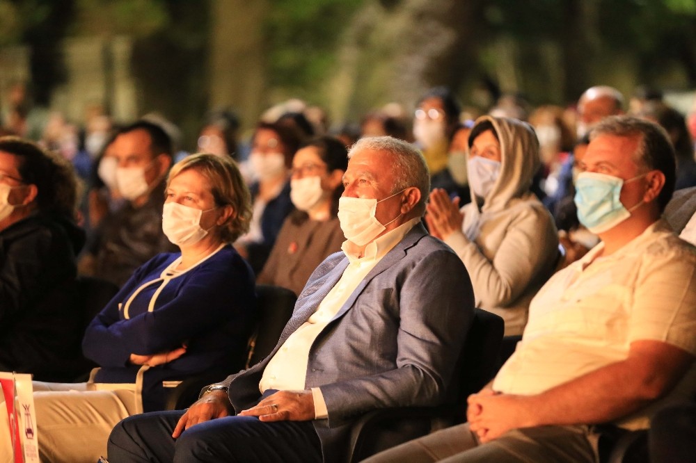 efelerde kultur ve sanat etkinlikleri iki bekarla basladi 4 TPevXU93 Efeler’de kültür ve sanat etkinlikleri İki Bekar’la başladı