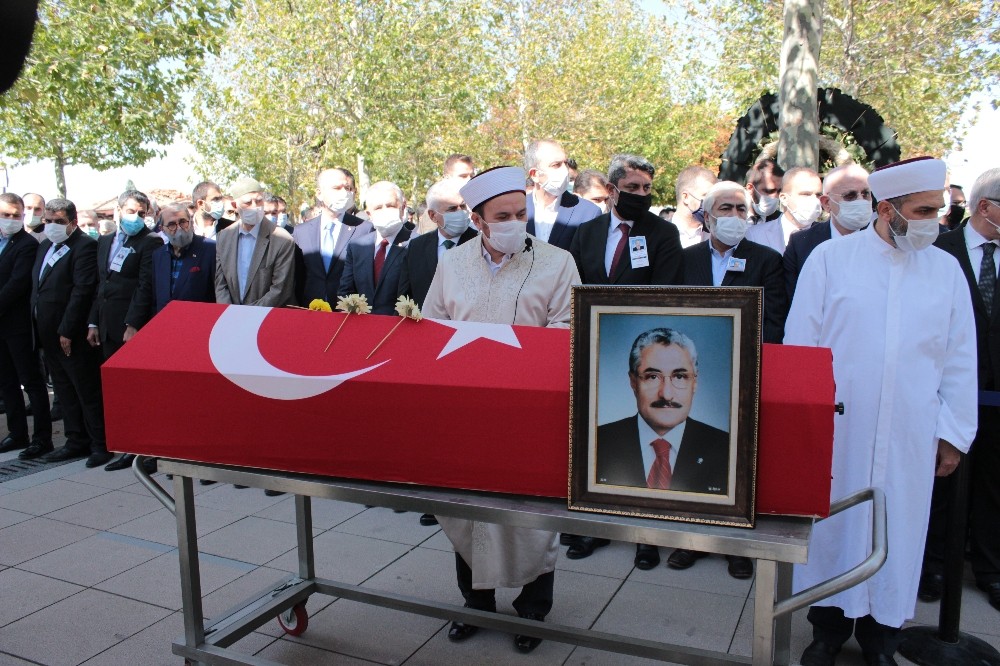 eski bakan zeki ergezenin cenaze namazi haci bayram i veli camiinde kilindi 6 EUGMjC7k Eski Bakan Zeki Ergezen’in cenaze namazı Hacı Bayram-ı Veli Camii’nde kılındı