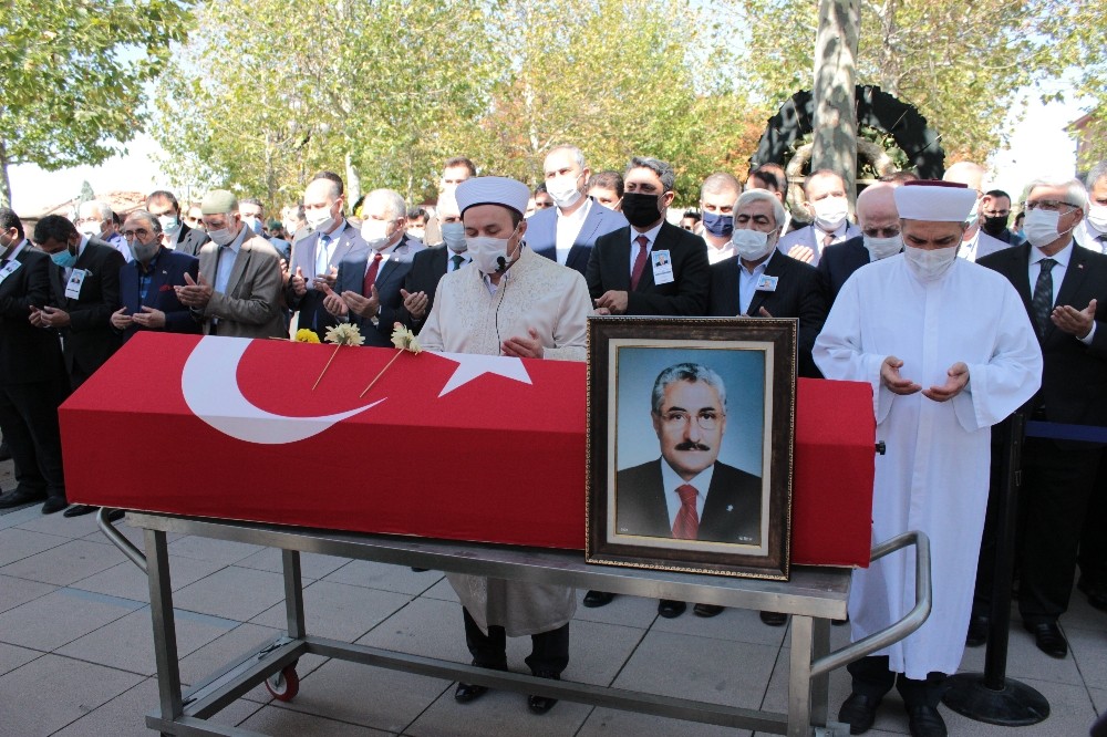 eski bakan zeki ergezenin cenaze namazi haci bayram i veli camiinde kilindi 7 kBzuep4W Eski Bakan Zeki Ergezen’in cenaze namazı Hacı Bayram-ı Veli Camii’nde kılındı