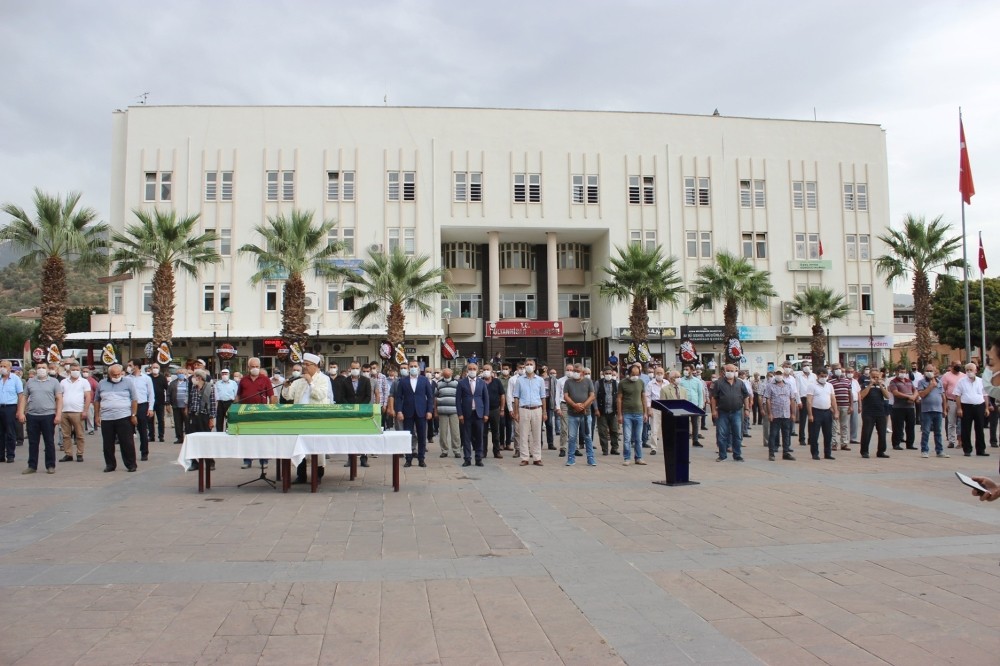 eski baskan uysal topraga verildi 4 Eski Başkan Uysal toprağa verildi