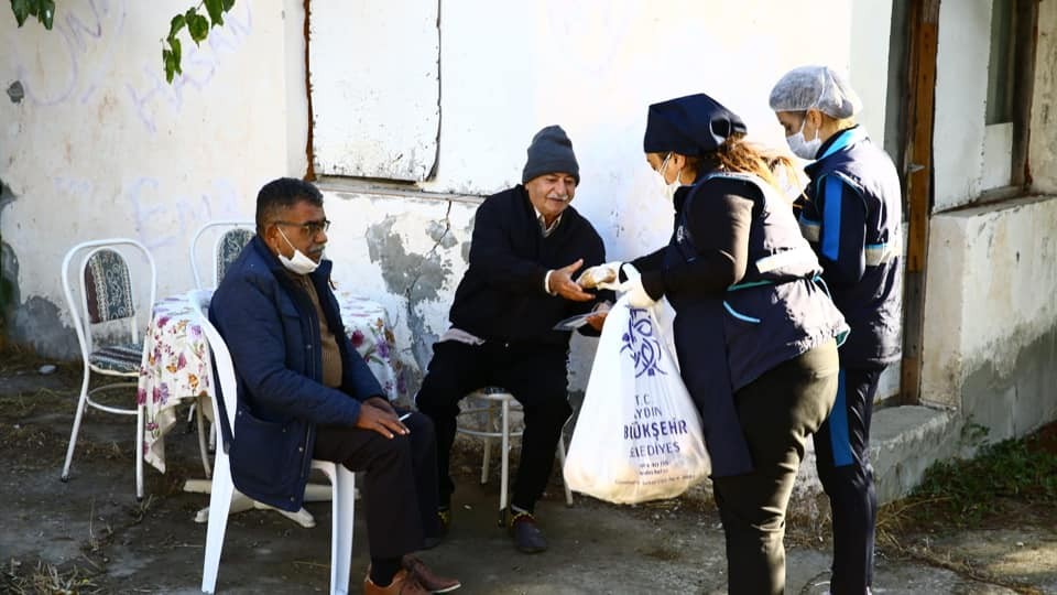 evlerine giremeyen vatandaslarin yardimina buyuksehir kostu 2 Evlerine giremeyen vatandaşların yardımına Büyükşehir koştu