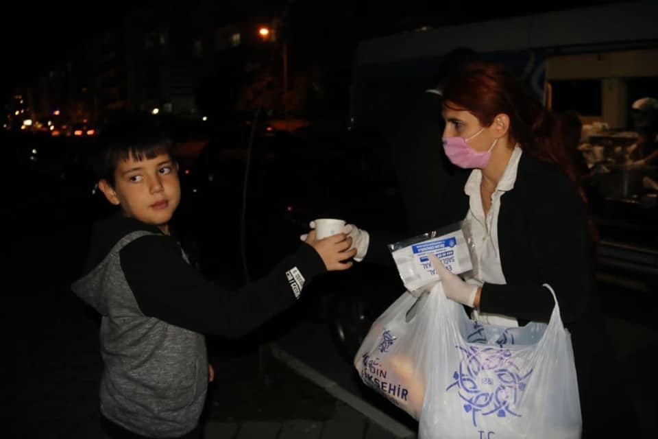 evlerine giremeyen vatandaslarin yardimina buyuksehir kostu 3 njVE94GP Evlerine giremeyen vatandaşların yardımına Büyükşehir koştu