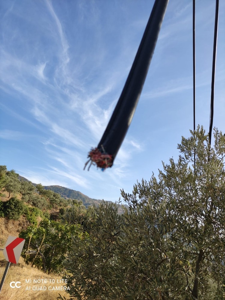 hirsizlar sadece kablolari degil ogrencilerin iletisimini de kesti 2 YUDyLJSl Hırsızlar, sadece kabloları değil öğrencilerin iletişimini de kesti