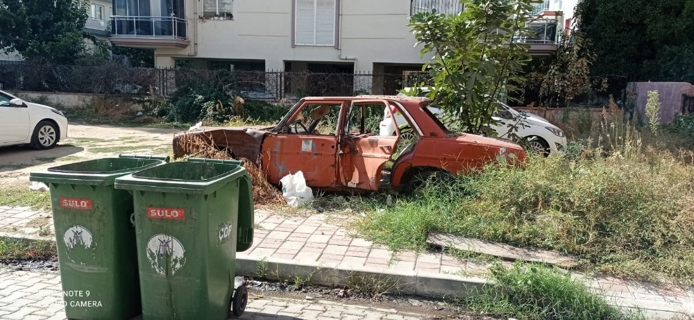 kaderine terk edilen araclar cevre sagligini tehdit ediyor 1 7gG2yHWd Kaderine terk edilen araçlar çevre sağlığını tehdit ediyor