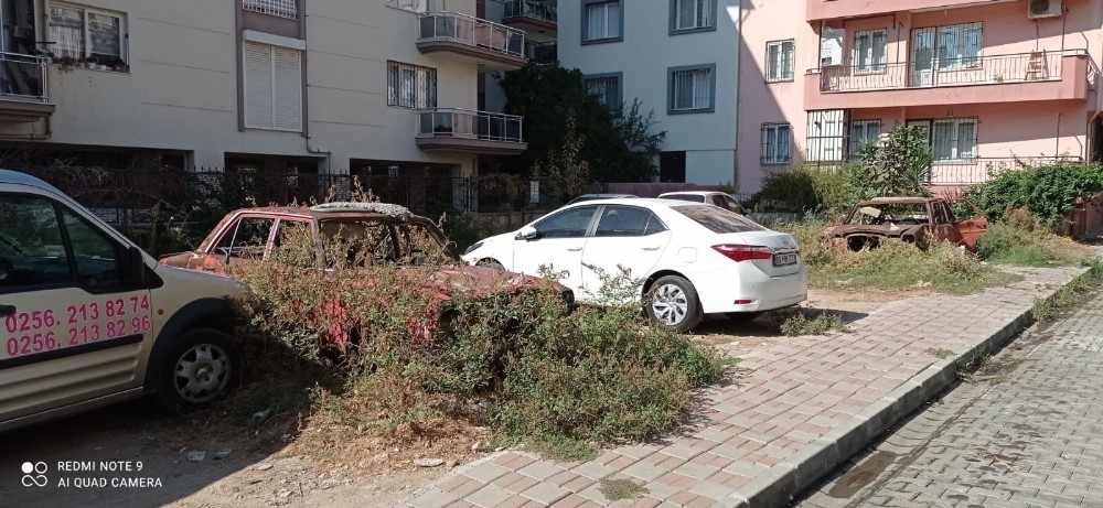 kaderine terk edilen araclar cevre sagligini tehdit ediyor 2 Kaderine terk edilen araçlar çevre sağlığını tehdit ediyor