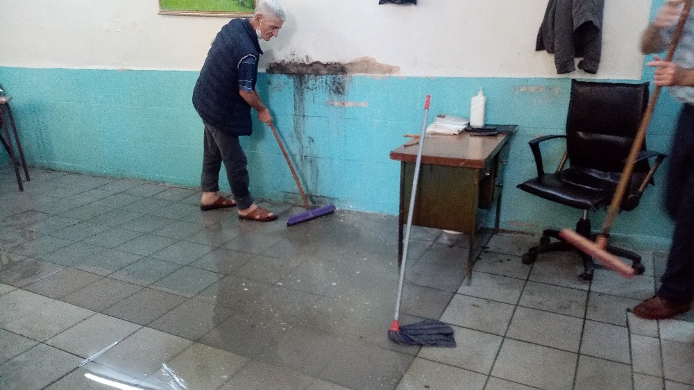 kahvehaneyi su basti musteriler kovalarla suyu tahliye etti 0 nN8daR5b Kahvehaneyi su bastı, müşteriler kovalarla suyu tahliye etti