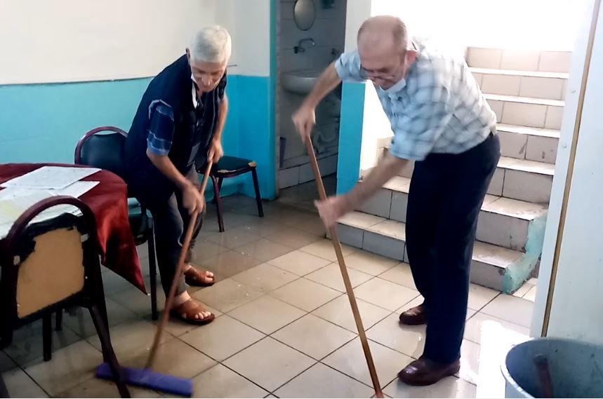 kahvehaneyi su basti musteriler kovalarla suyu tahliye etti 1 NXZcwkzN Kahvehaneyi su bastı, müşteriler kovalarla suyu tahliye etti