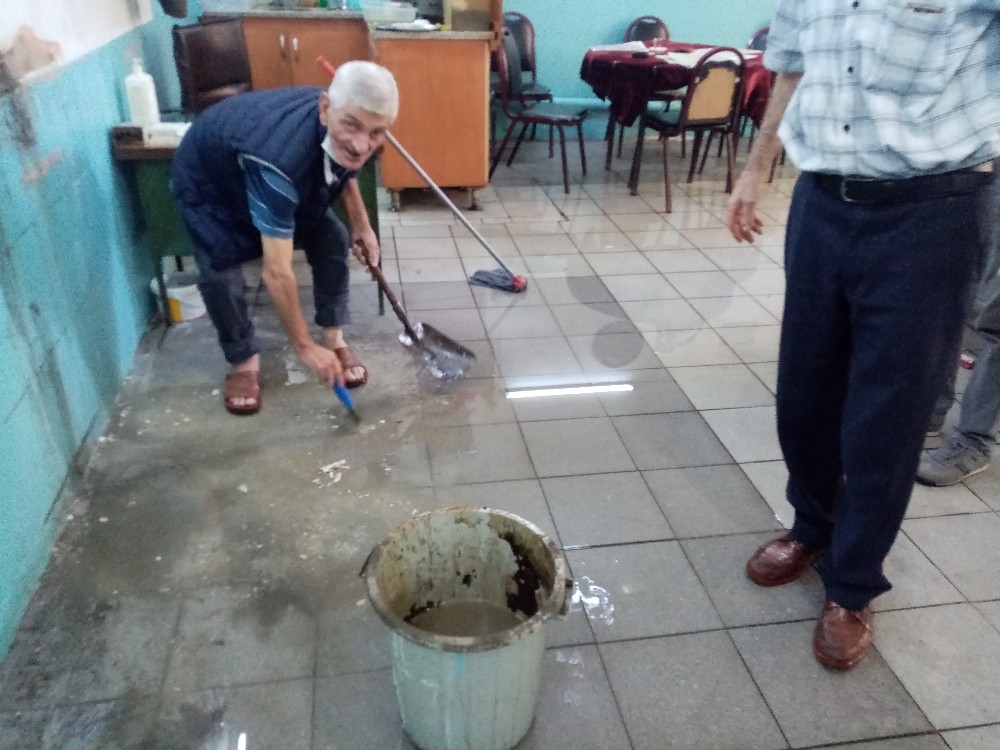 kahvehaneyi su basti musteriler kovalarla suyu tahliye etti 2 Mui7S7Nu Kahvehaneyi su bastı, müşteriler kovalarla suyu tahliye etti