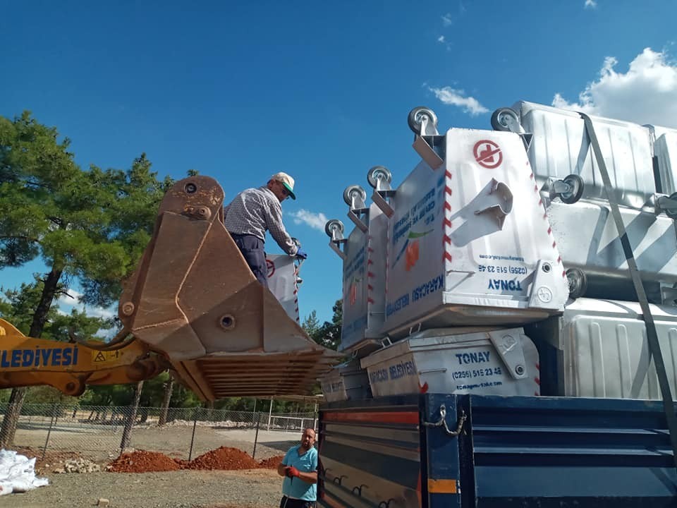 karacasuda eski cop konteynerleri yenileniyor 0 gwfT5RH4 Karacasu’da eski çöp konteynerleri yenileniyor