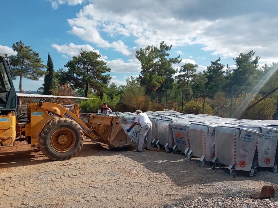 karacasuda eski cop konteynerleri yenileniyor 2 rT1h1Bqc Karacasu’da eski çöp konteynerleri yenileniyor