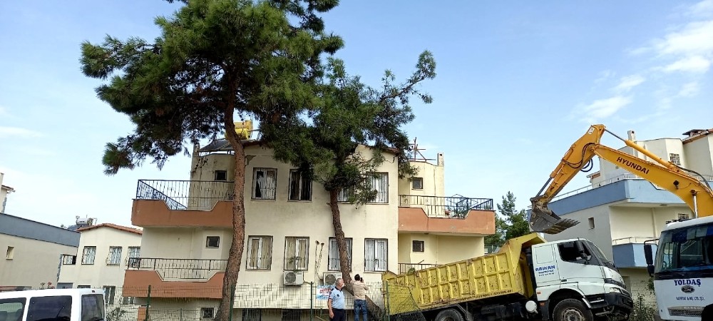 kontrolden cikan kamyon evin balkonuna girdi 1 N9ssgJXN Kontrolden çıkan kamyon, evin balkonuna girdi