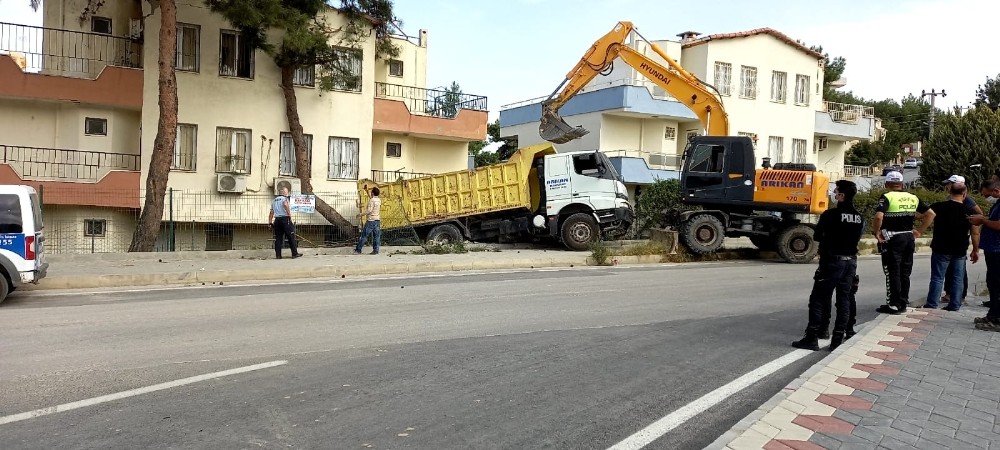 kontrolden cikan kamyon evin balkonuna girdi 2 jJMjcWX9 Kontrolden çıkan kamyon, evin balkonuna girdi
