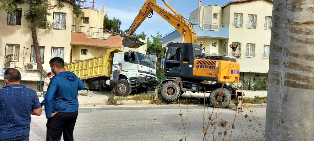 kontrolden cikan kamyon evin balkonuna girdi 3 BMqIMvRK Kontrolden çıkan kamyon, evin balkonuna girdi