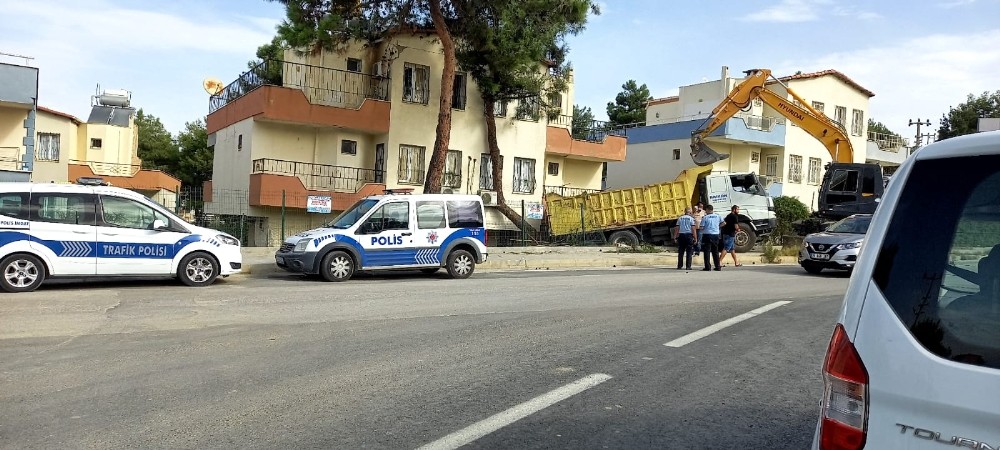 kontrolden cikan kamyon evin balkonuna girdi 4 Gj3subIz Kontrolden çıkan kamyon, evin balkonuna girdi