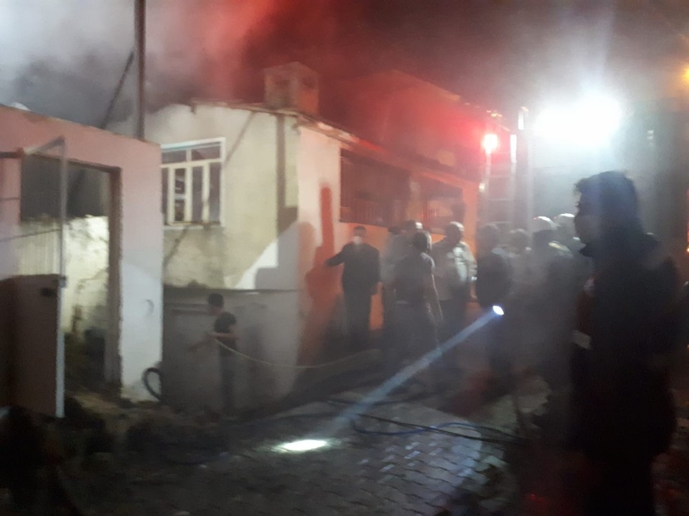 koskteki yanginda 300 paket saman zarar gordu 2 tH7HC8EC Köşk’teki yangında 300 paket saman zarar gördü