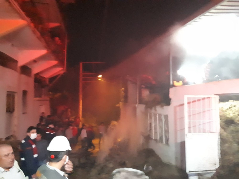 koskteki yanginda 300 paket saman zarar gordu 6 nji4hLZg Köşk’teki yangında 300 paket saman zarar gördü