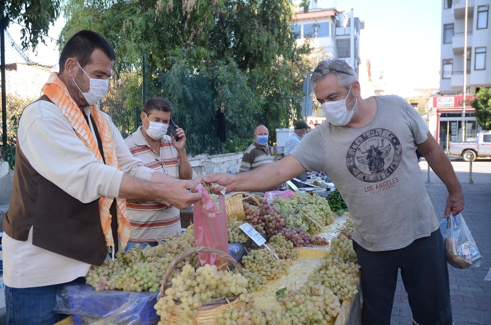 kusadasi belediyesi yoresel ve iyi tarim urunleri pazari ilgi goruyor 5 BW1AEZXY Kuşadası Belediyesi Yöresel ve İyi Tarım Ürünleri Pazarı ilgi görüyor