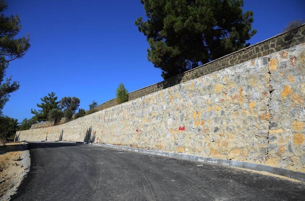 kusadasi yeni asri mezarlikta duzenleme calismalari suruyor 0 czPISaMi Kuşadası Yeni Asri Mezarlık’ta düzenleme çalışmaları sürüyor