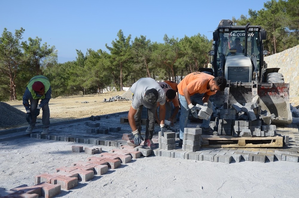 kusadasi yeni asri mezarlikta duzenleme calismalari suruyor 3 fBrlp2we Kuşadası Yeni Asri Mezarlık’ta düzenleme çalışmaları sürüyor