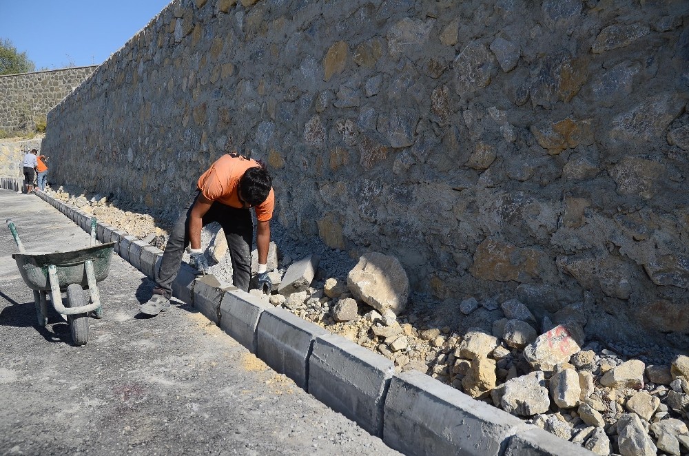 kusadasi yeni asri mezarlikta duzenleme calismalari suruyor 4 3f4mQPf8 Kuşadası Yeni Asri Mezarlık’ta düzenleme çalışmaları sürüyor