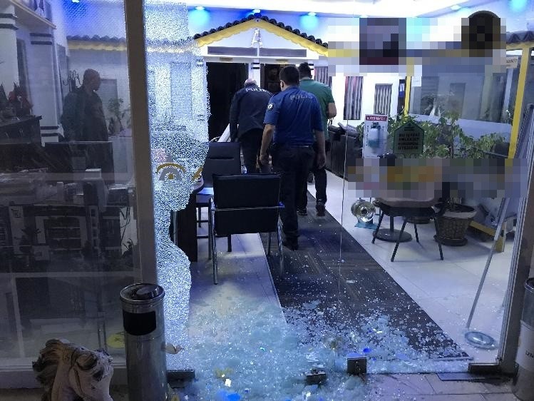 kusadasinda emlak ofisi kursunlandi 0 Y7lOmK5r Kuşadası’nda emlak ofisi kurşunlandı