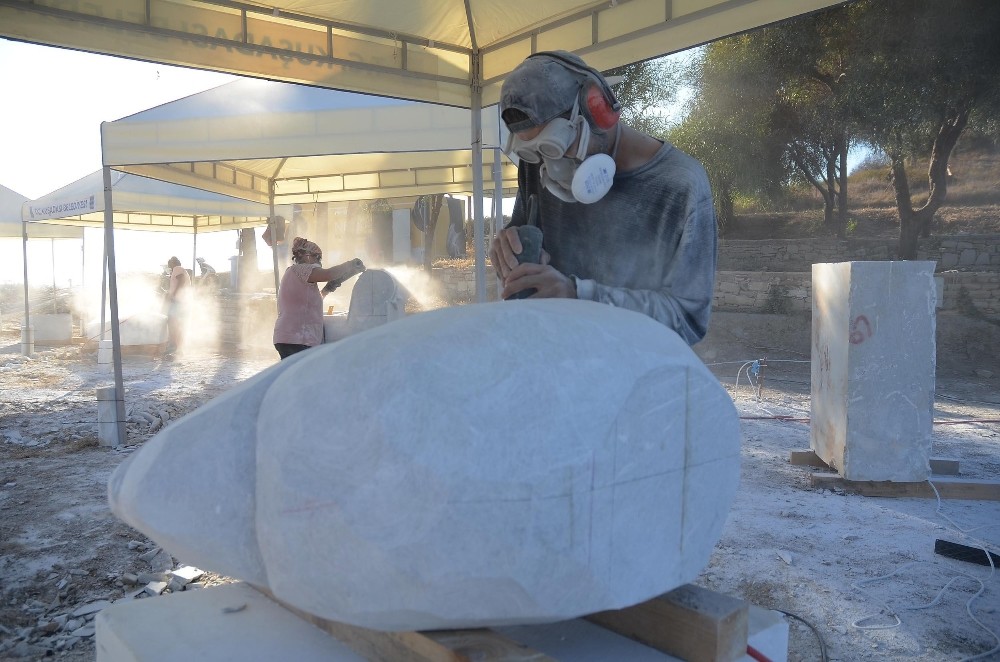 kusadasinda mermer bloklar heykele donusuyor 4 Kuşadası’nda mermer bloklar heykele dönüşüyor