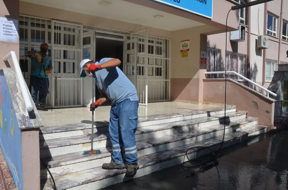 kusadasinda okullar ilk ders zili oncesi dezenfekte edildi 1 TUmI6Rtq Kuşadası’nda okullar ilk ders zili öncesi dezenfekte edildi