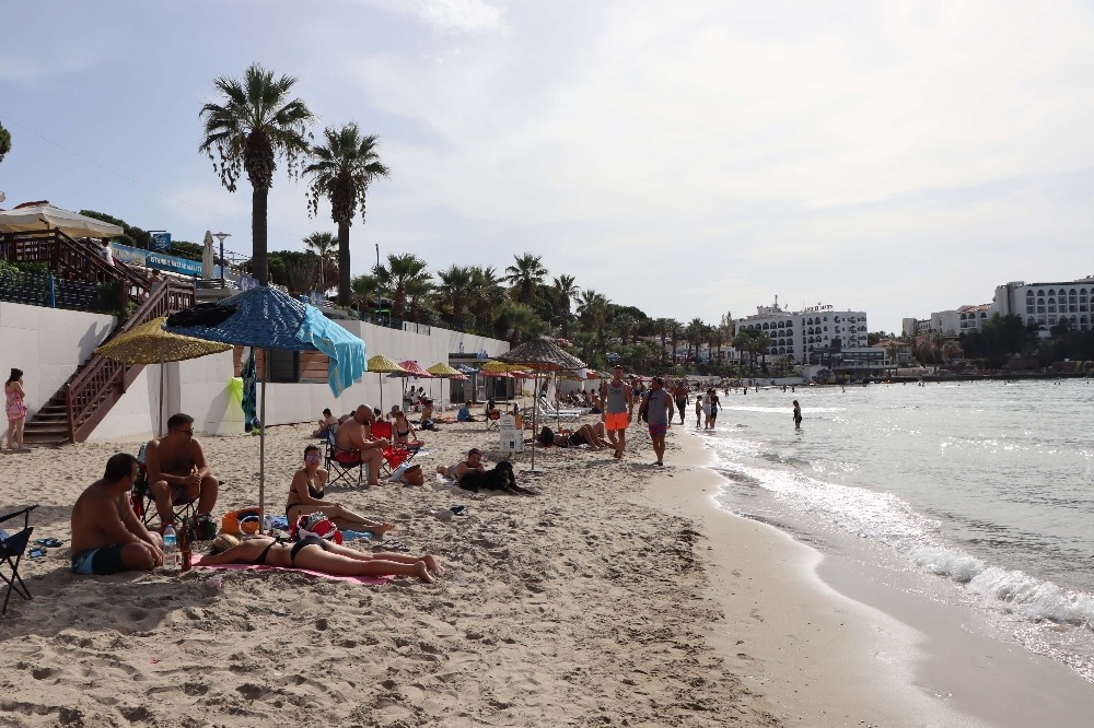 kusadasinda plaj keyfi 3 G5CVFvDB Kuşadası’nda plaj keyfi