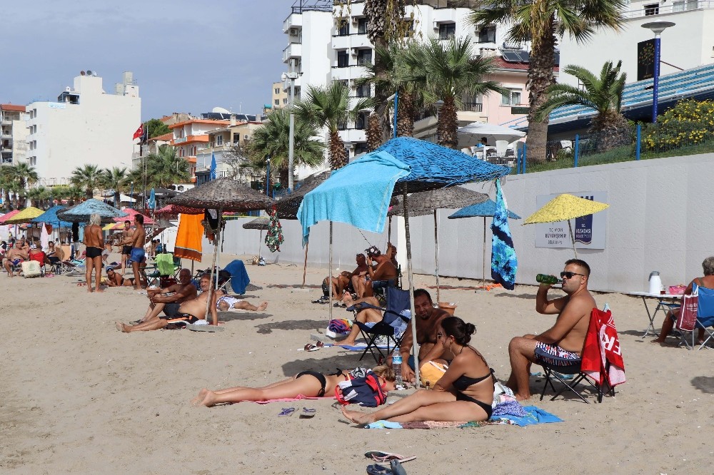 kusadasinda plaj keyfi 4 EJhuXbSe Kuşadası’nda plaj keyfi