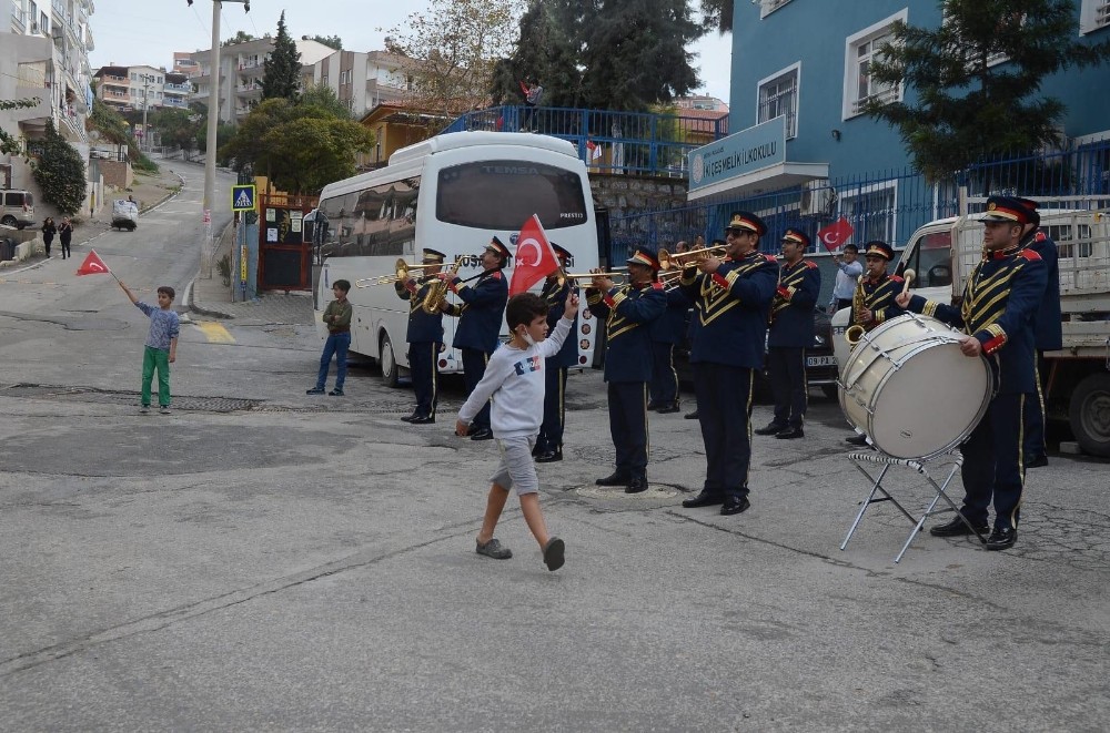 kusadasindaki cumhuriyet coskusu yagmur altinda devam etti 1 71n9uDMh Kuşadası’ndaki Cumhuriyet coşkusu yağmur altında devam etti