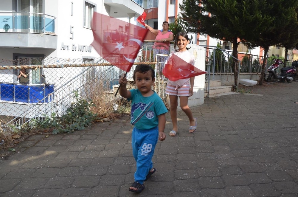 kusadasindaki cumhuriyet coskusu yagmur altinda devam etti 2 YBdrKNRc Kuşadası’ndaki Cumhuriyet coşkusu yağmur altında devam etti