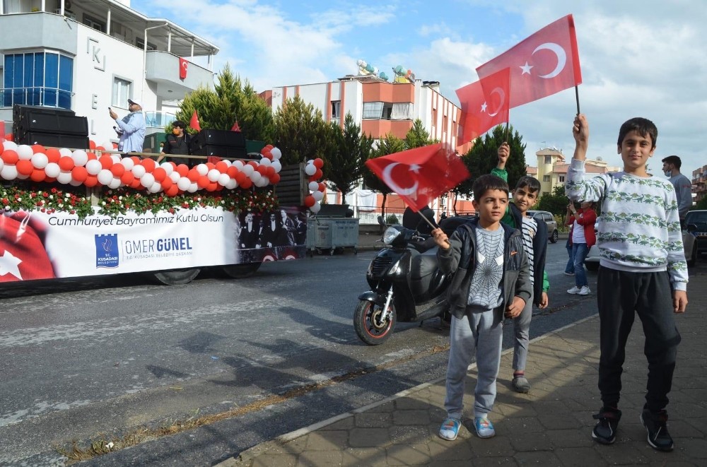 kusadasindaki cumhuriyet coskusu yagmur altinda devam etti 3 giDgvpLt Kuşadası’ndaki Cumhuriyet coşkusu yağmur altında devam etti