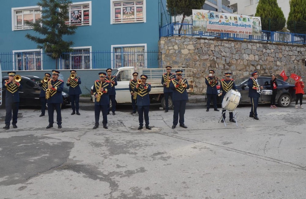 kusadasindaki cumhuriyet coskusu yagmur altinda devam etti 5 uyh8Mlzz Kuşadası’ndaki Cumhuriyet coşkusu yağmur altında devam etti