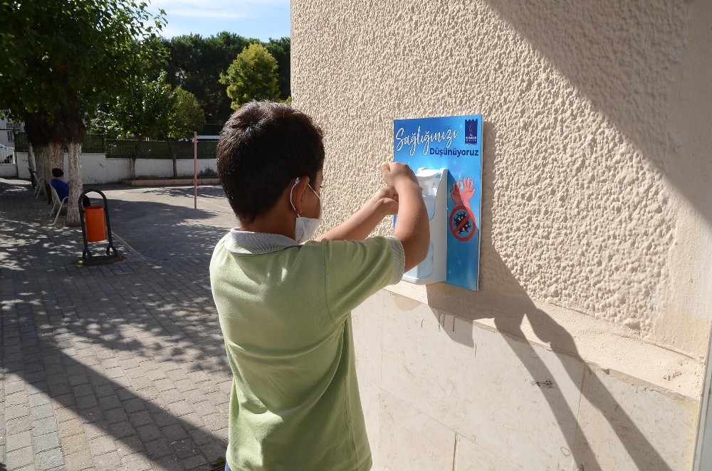 kusadasindaki tum okullara dezenfekte uniteleri yerlestirildi 1 FLNWMuHm Kuşadası’ndaki tüm okullara dezenfekte üniteleri yerleştirildi