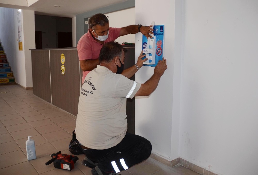 kusadasindaki tum okullara dezenfekte uniteleri yerlestirildi 2 qDEXlESr Kuşadası’ndaki tüm okullara dezenfekte üniteleri yerleştirildi