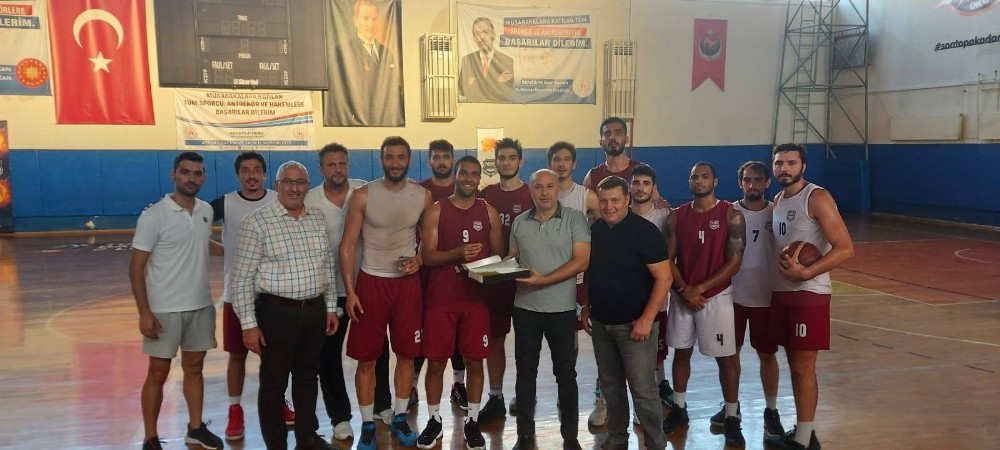 nazilli belediyespor erkek basketbol takimina tatli surprizi 0 5XEbrPZZ Nazilli Belediyespor Erkek Basketbol Takımı’na tatlı sürprizi