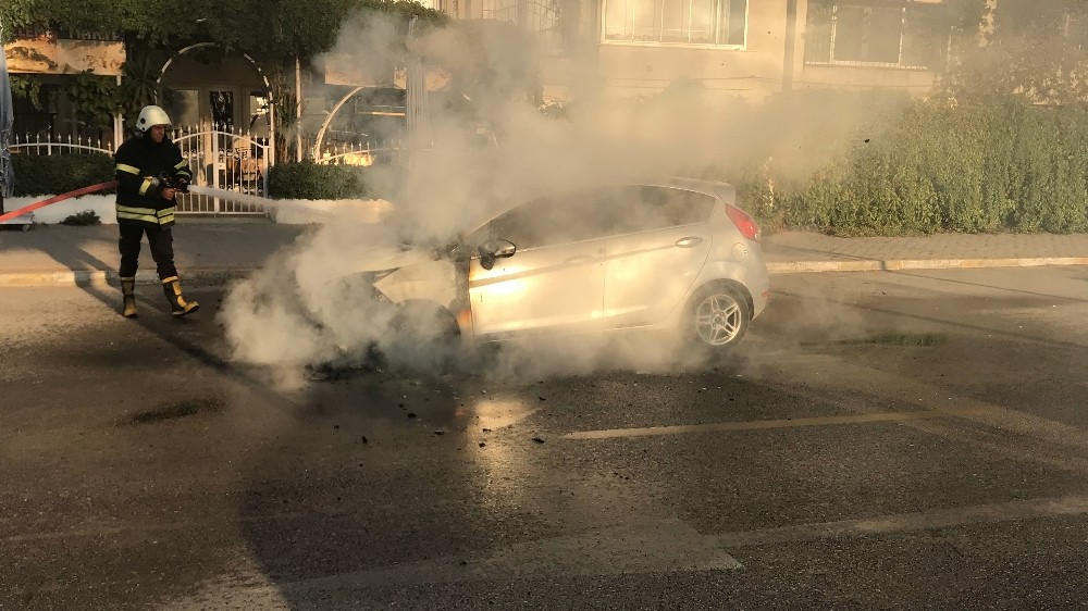 seyir halindeki otomobil alev alev yandi 0 XnzcQ7vU Seyir halindeki otomobil alev alev yandı