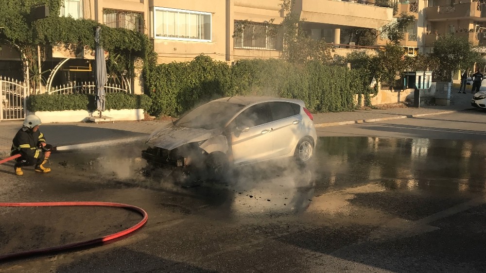 seyir halindeki otomobil alev alev yandi 1 gkeweSm8 Seyir halindeki otomobil alev alev yandı