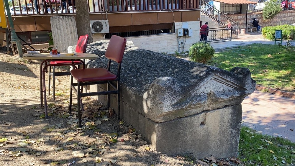 sirtlarini 2 bin yillik lahite dayadilar 1 T8gOh69J Sırtlarını 2 bin yıllık lahite dayadılar