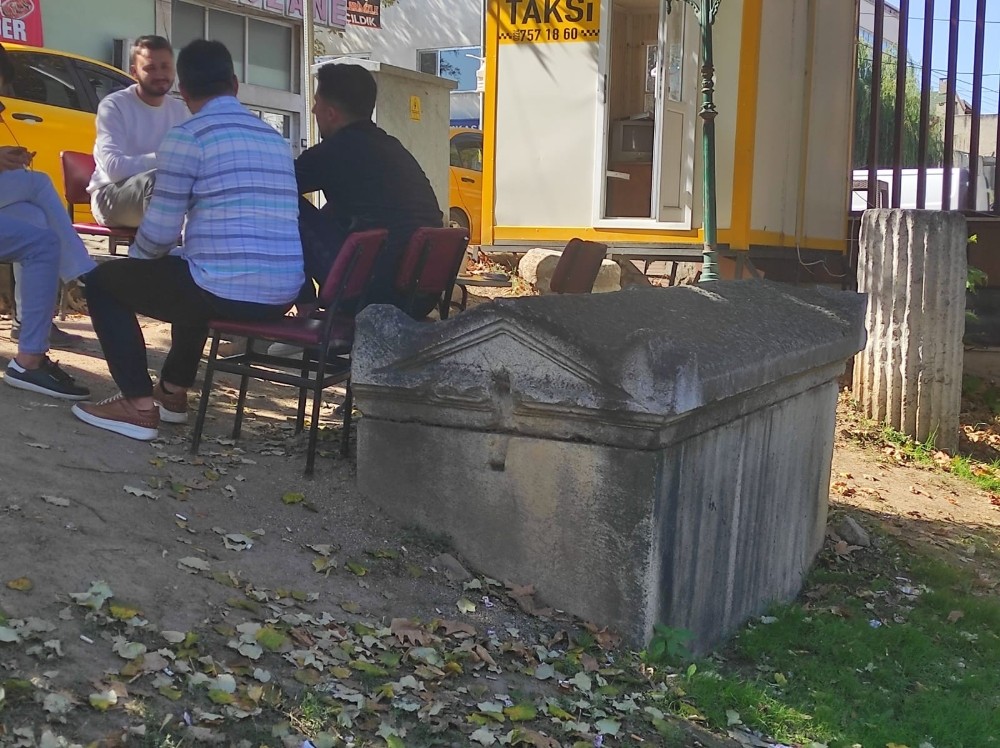 sirtlarini 2 bin yillik lahite dayadilar 2 lhKMzcyR Sırtlarını 2 bin yıllık lahite dayadılar