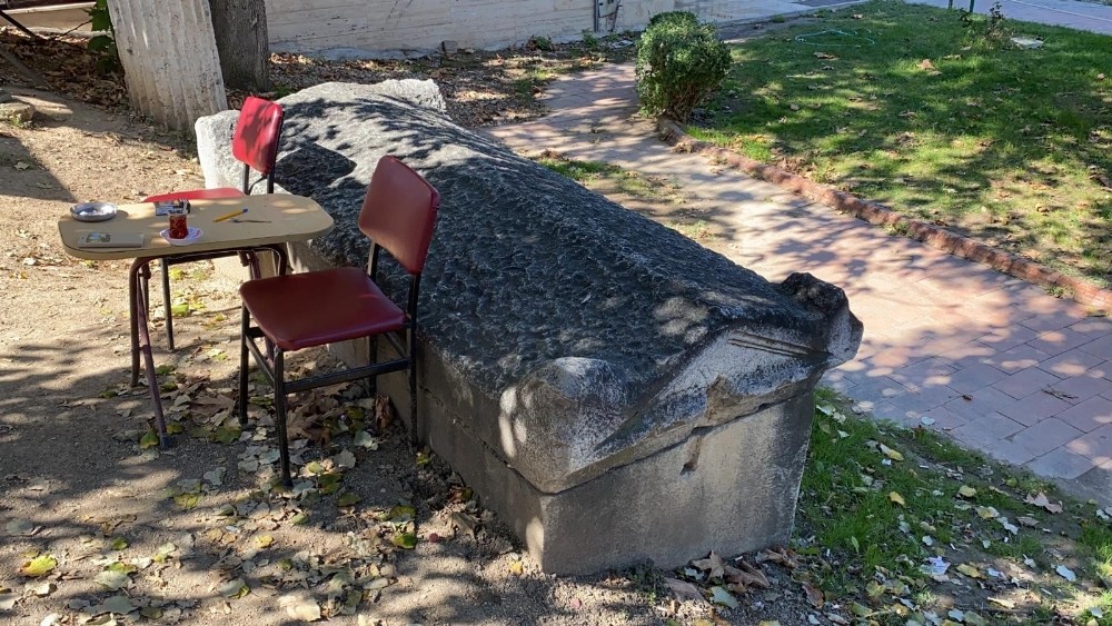 sirtlarini 2 bin yillik lahite dayadilar 3 DFsE9Znr Sırtlarını 2 bin yıllık lahite dayadılar