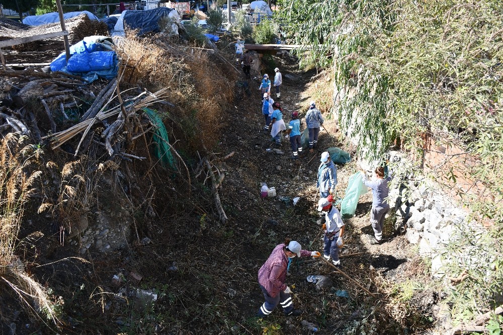 soke belediyesinden sepetciler bolgesi dere icinde temizlik calismasi 2 VfCws1nE Söke Belediyesi’nden Sepetçiler Bölgesi dere içinde temizlik çalışması
