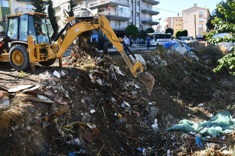 soke belediyesinden sepetciler bolgesi dere icinde temizlik calismasi 3 ULNl8wi4 Söke Belediyesi’nden Sepetçiler Bölgesi dere içinde temizlik çalışması