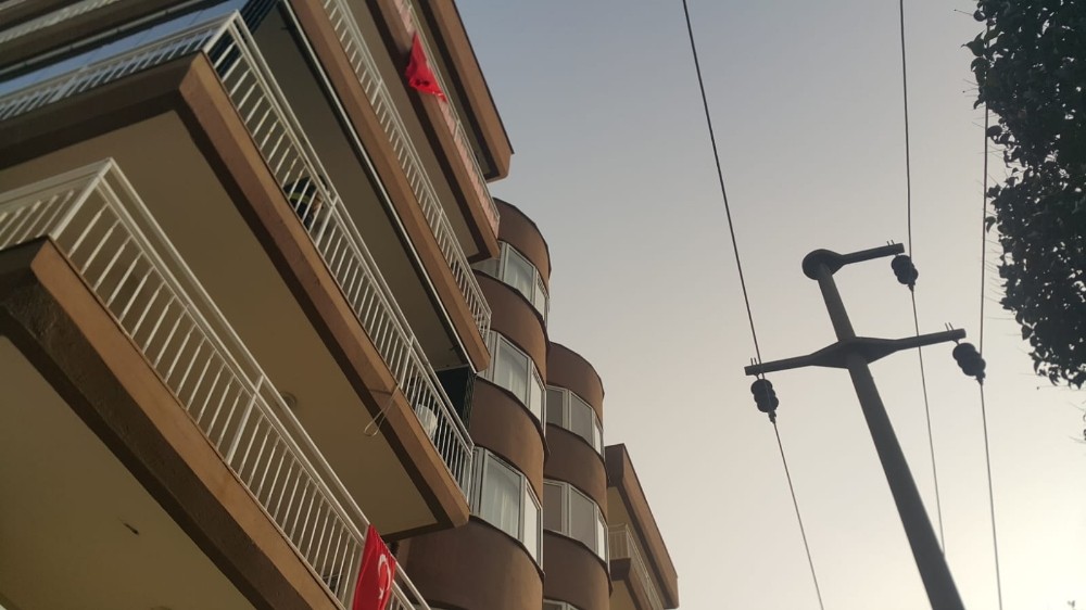 sokede cam balkon ustasi elektrik akimina kapildi 2 Söke’de cam balkon ustası elektrik akımına kapıldı
