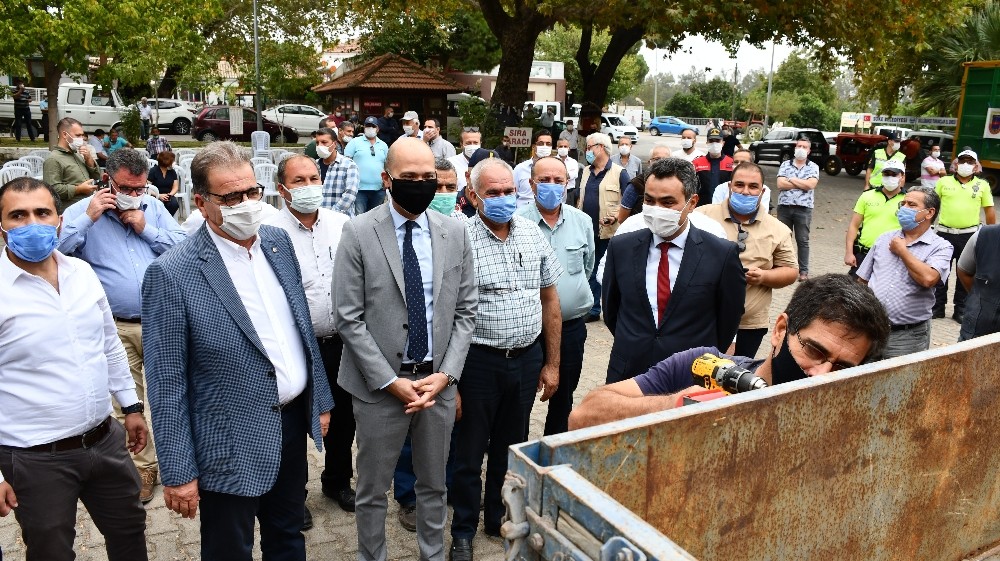 sokede tarim ekipmani suruculerine reflektor tak gorunur ol denildi 2 bBAY4UKP Söke’de tarım ekipmanı sürücülerine “Reflektör Tak, Görünür Ol” denildi